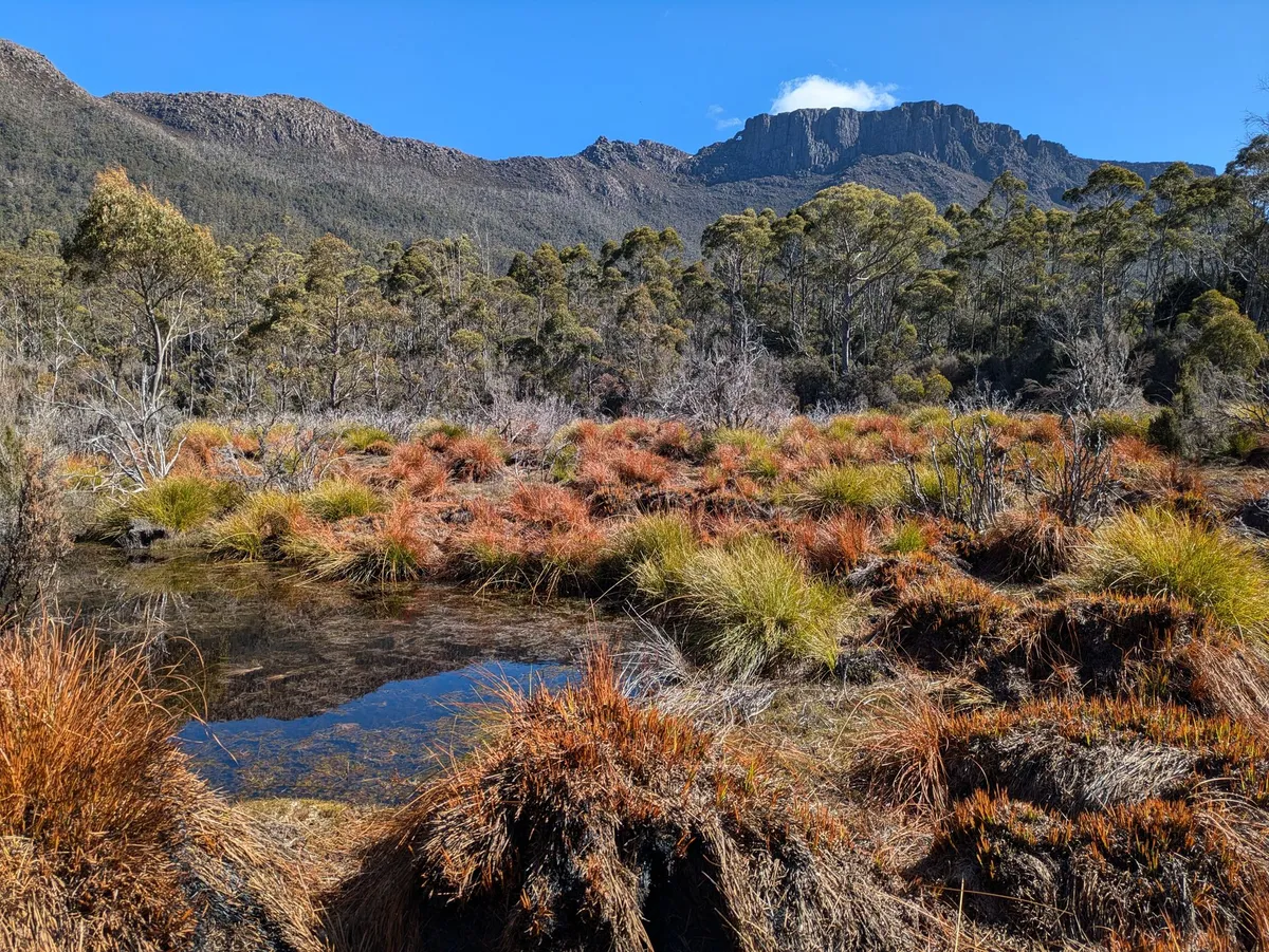 Tarn et montagnes en arrière-plan