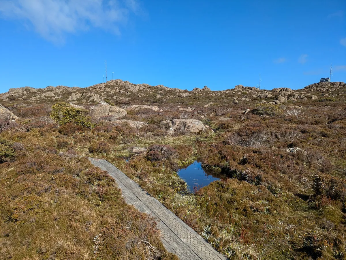 Sentier en bois sur un plateau montagneux