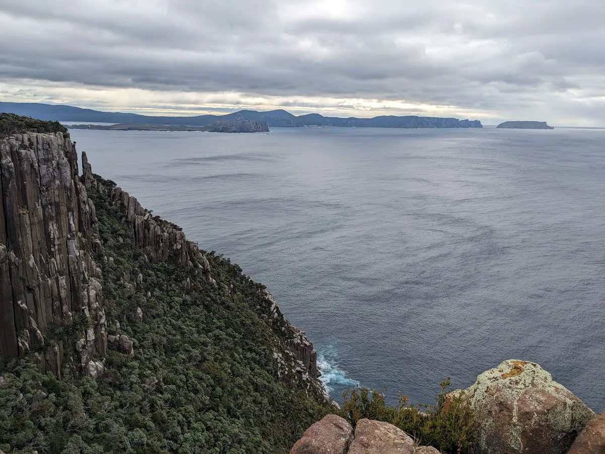 Vue sur le Three Capes Track depuis Cape Raoul