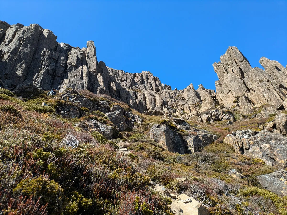 Chemin de randonnée passant au pied de colonnes de Dolérite