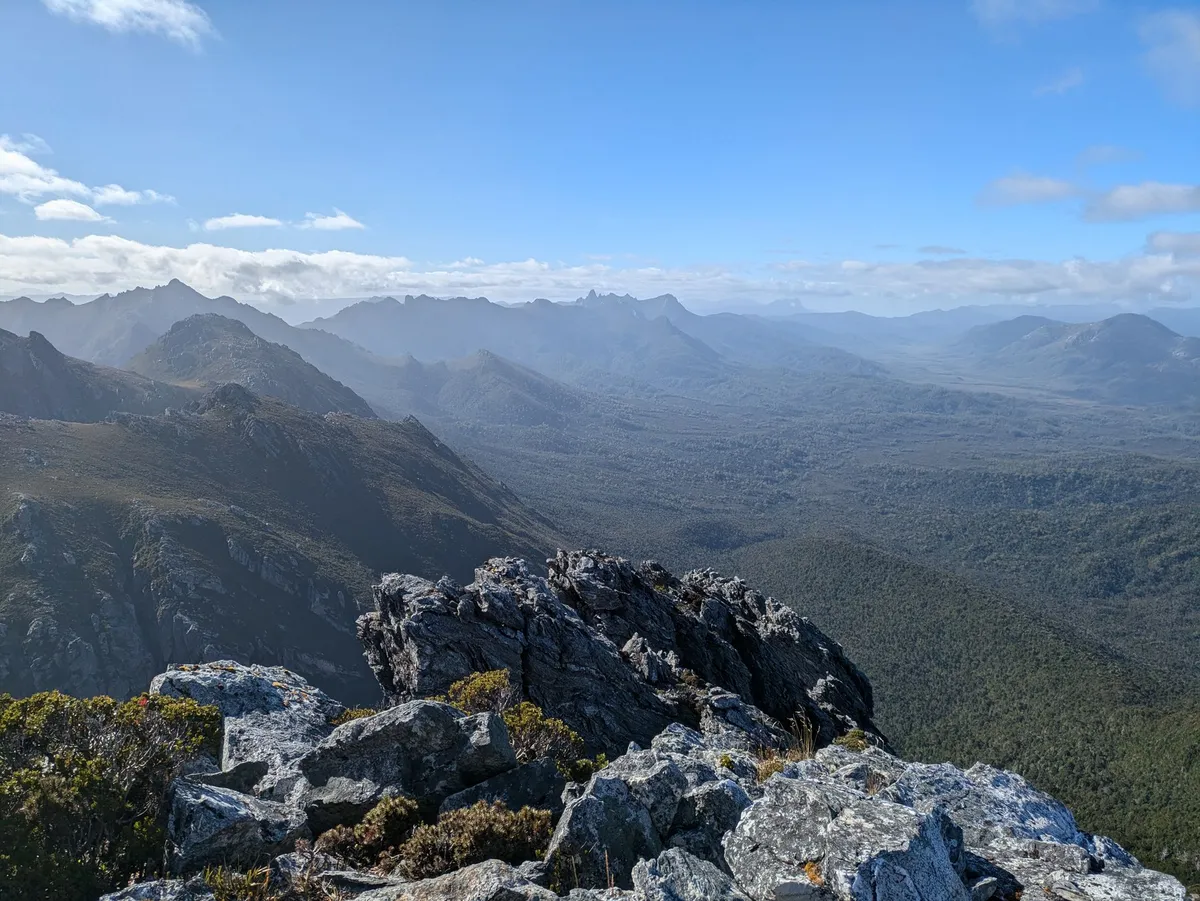 Vue sur Federation Peak depuis Mt Aldebaran