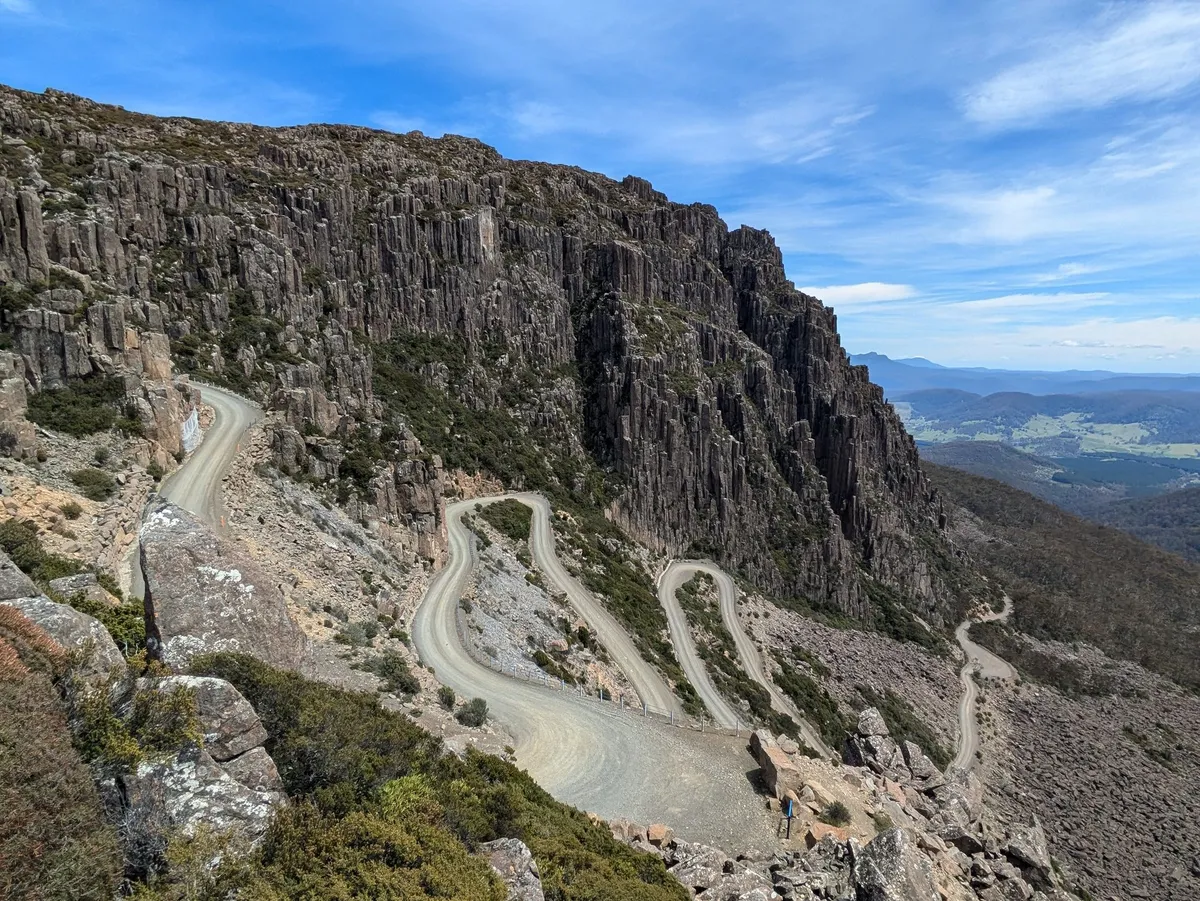 Route sinueuse en graviers dans la montagne
