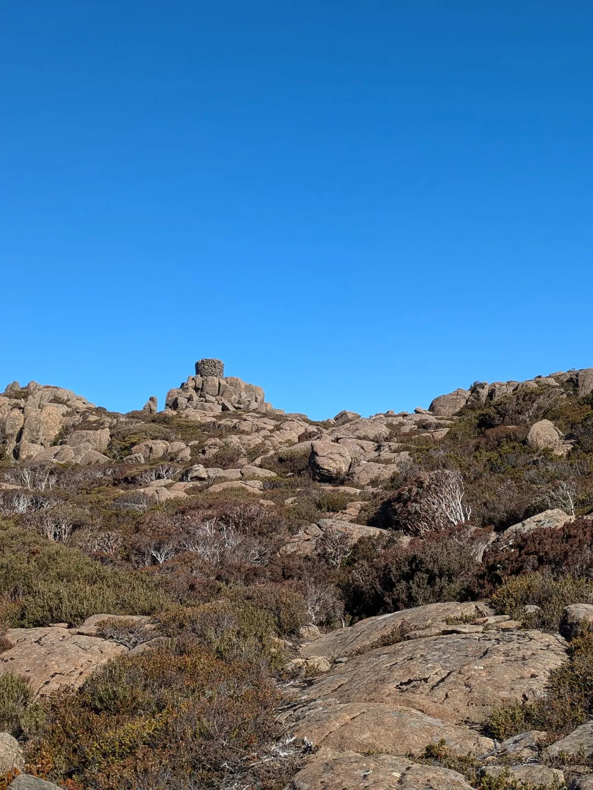 Tour en pierres au sommet d'une montagne
