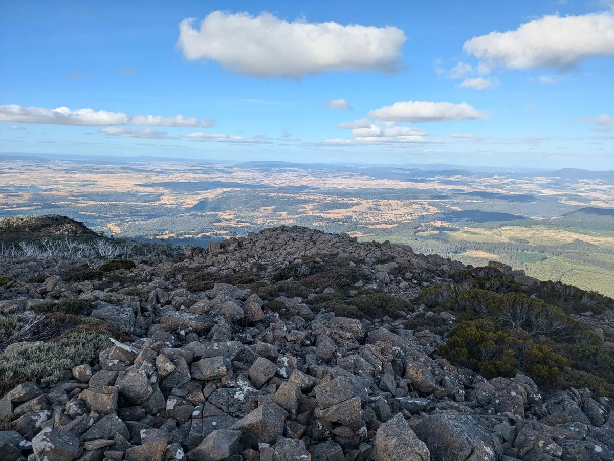 De grands champs vus depuis le sommet de Mount Field