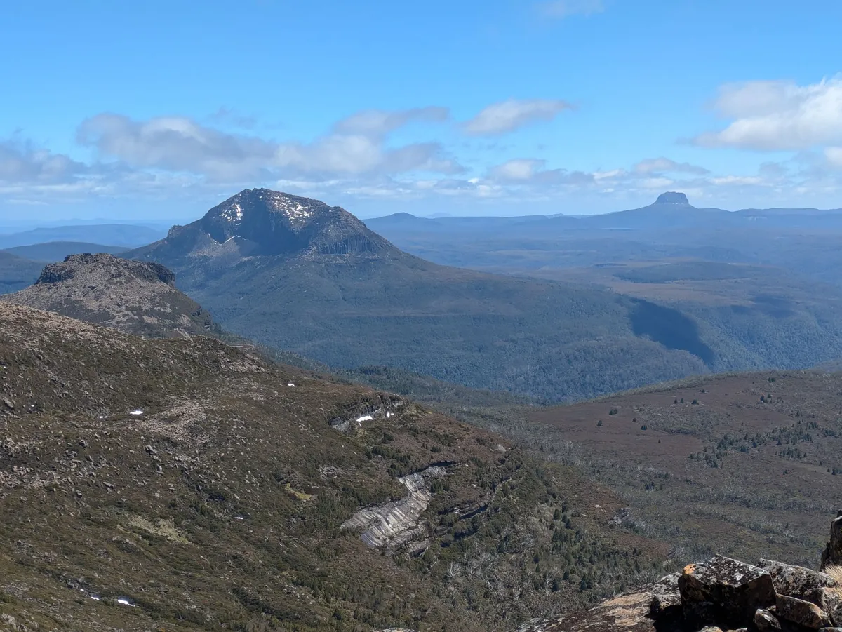 Panorama de montagnes et de plaines herbeuses