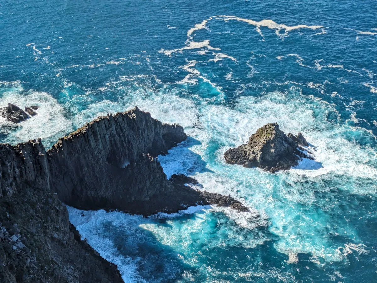 Roches acérées et falaises au dessus de l'eau