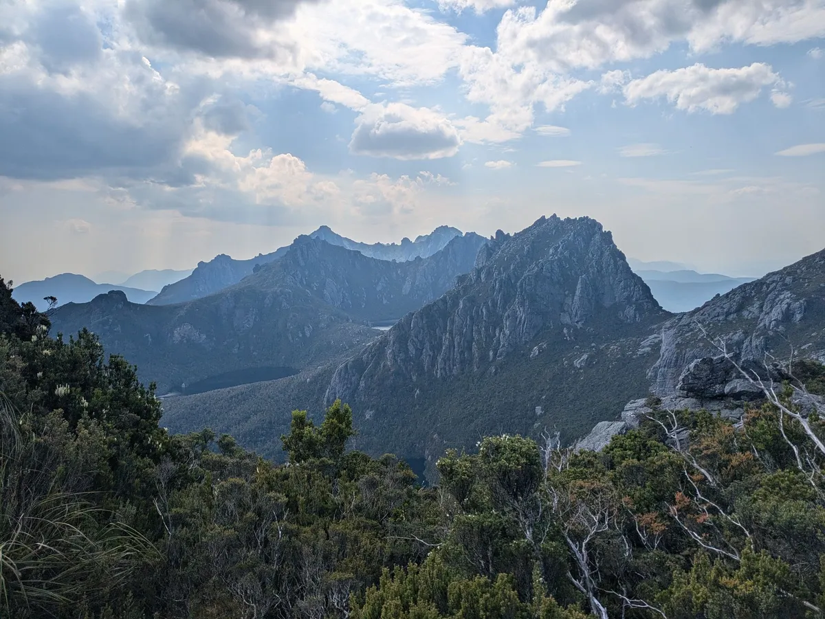 Angle large sur les Western Arthurs depuis son arête