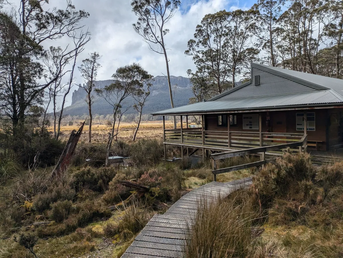 New Pelion Hut et le Mont Oakleigh en arrière-plan