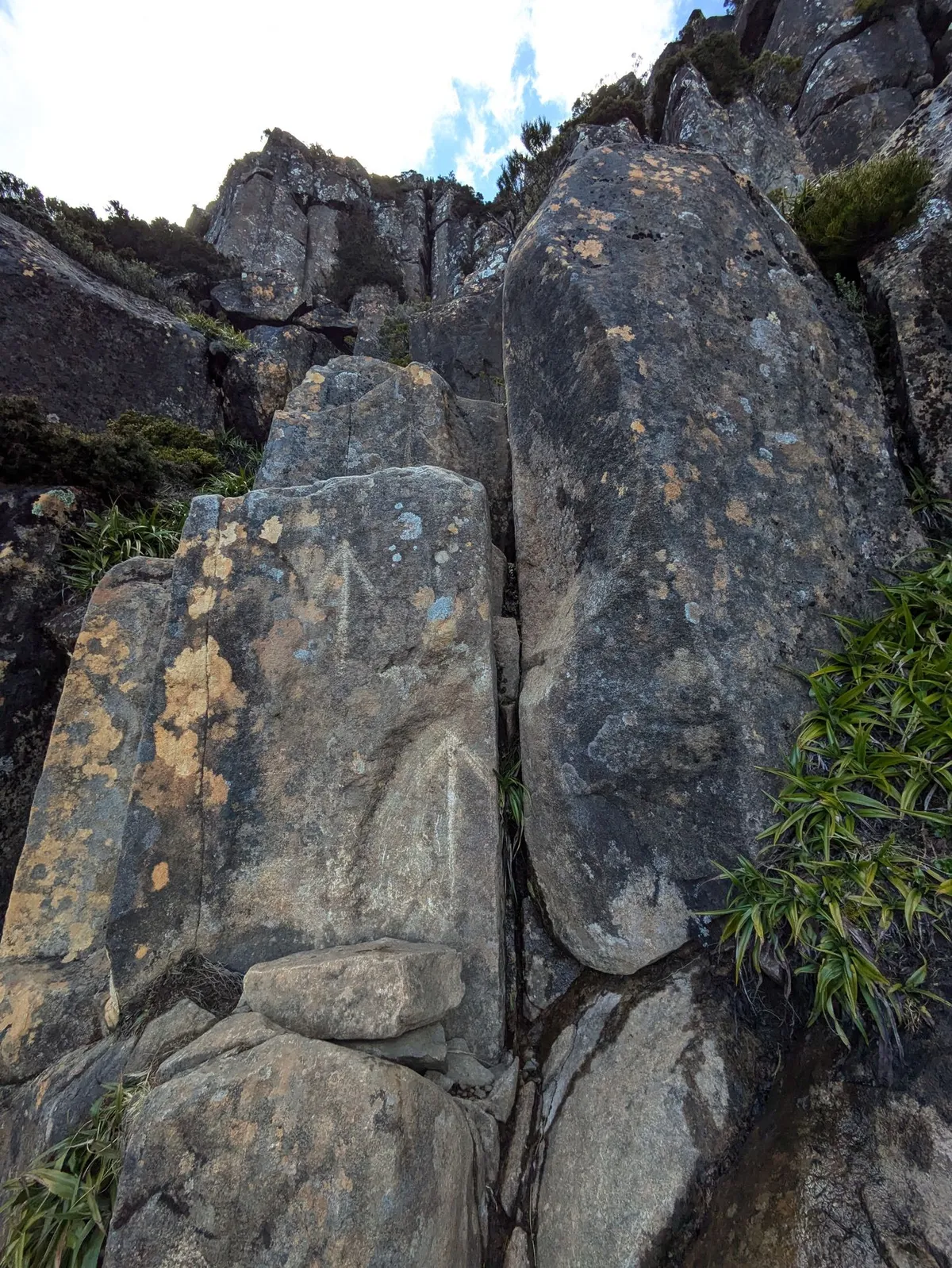 Rochers à éscalader marqués par des flêches