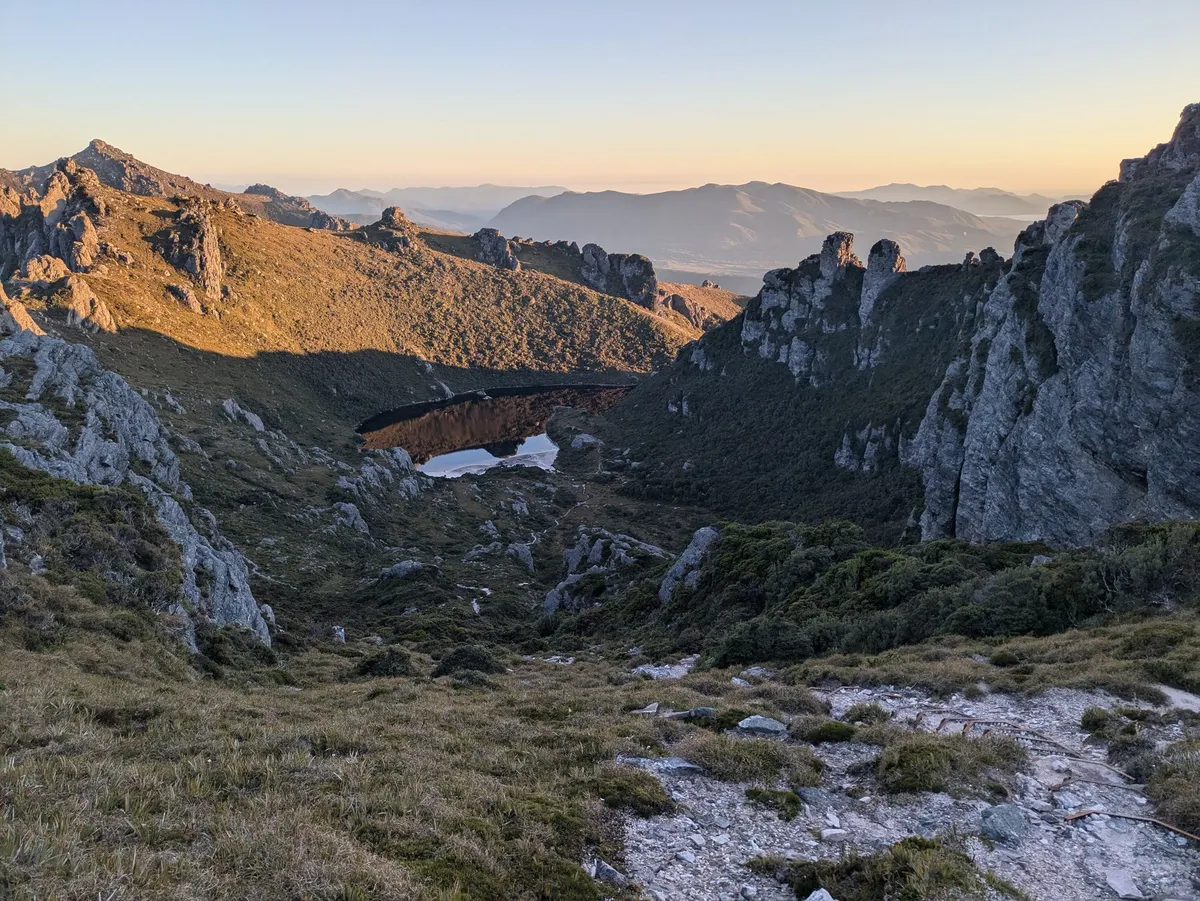 Vue sur le lac Cygnus au coucher du soleil