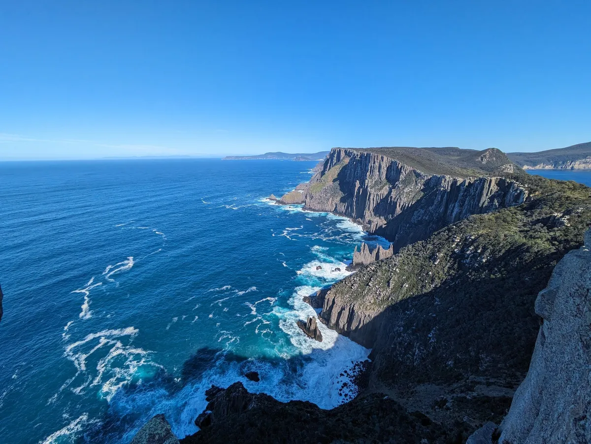 Paysage de falaises de Dolérite au bord de l'océan