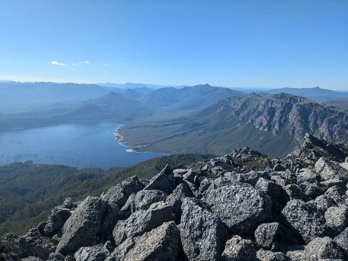 Paysage de montagnes en conglomérat et lac