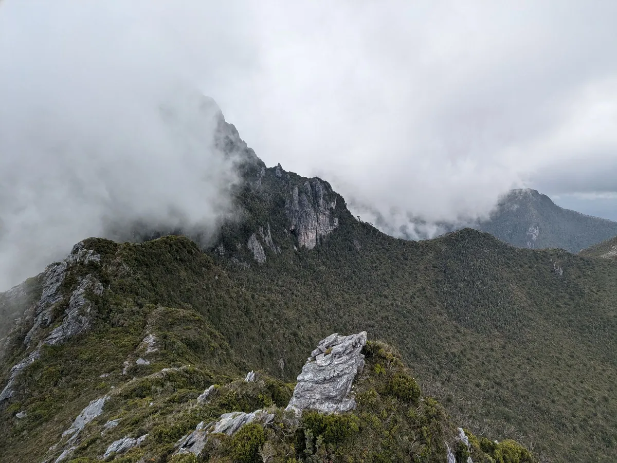 Arêtes rocheuses dans les nuages