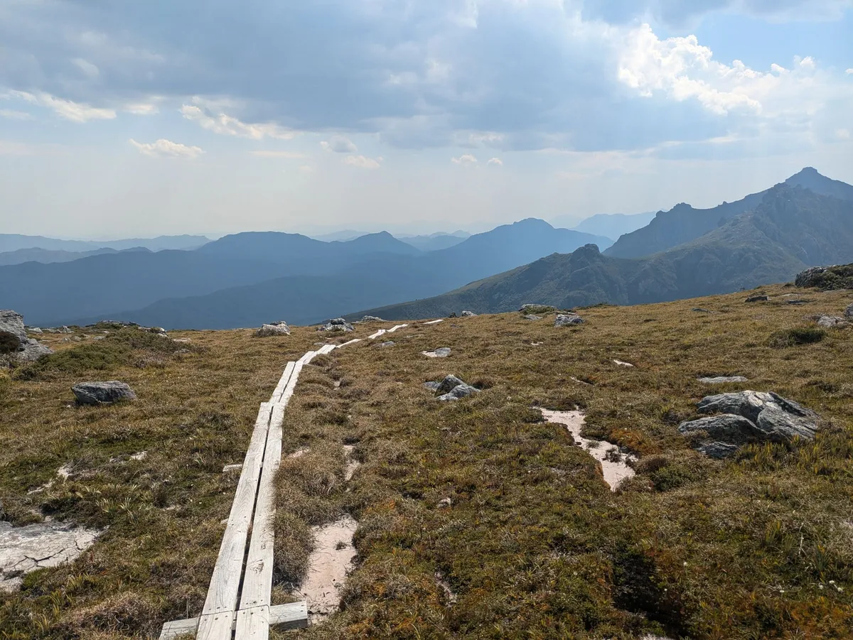 Boardwalk sur haut plateau montagneux