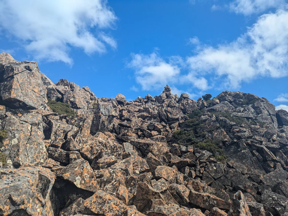 Pierrier où triomphe un grand cairn
