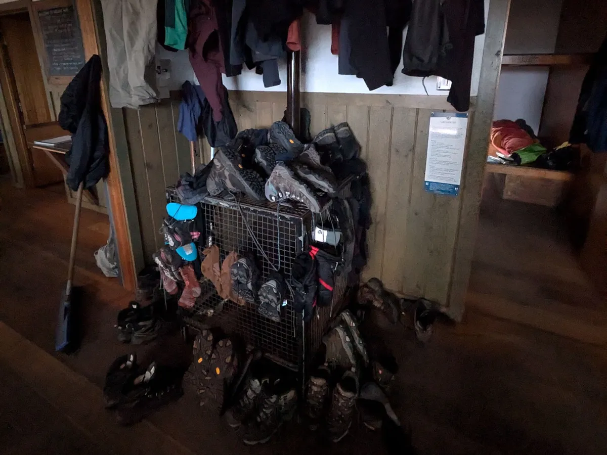 Vêtements qui sèchent près du feu