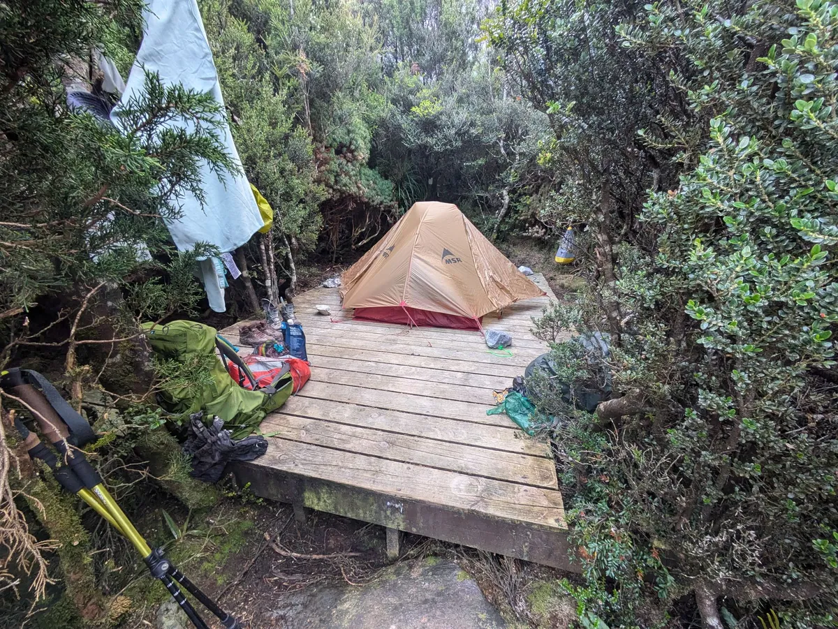 Tente sur une plateforme en bois