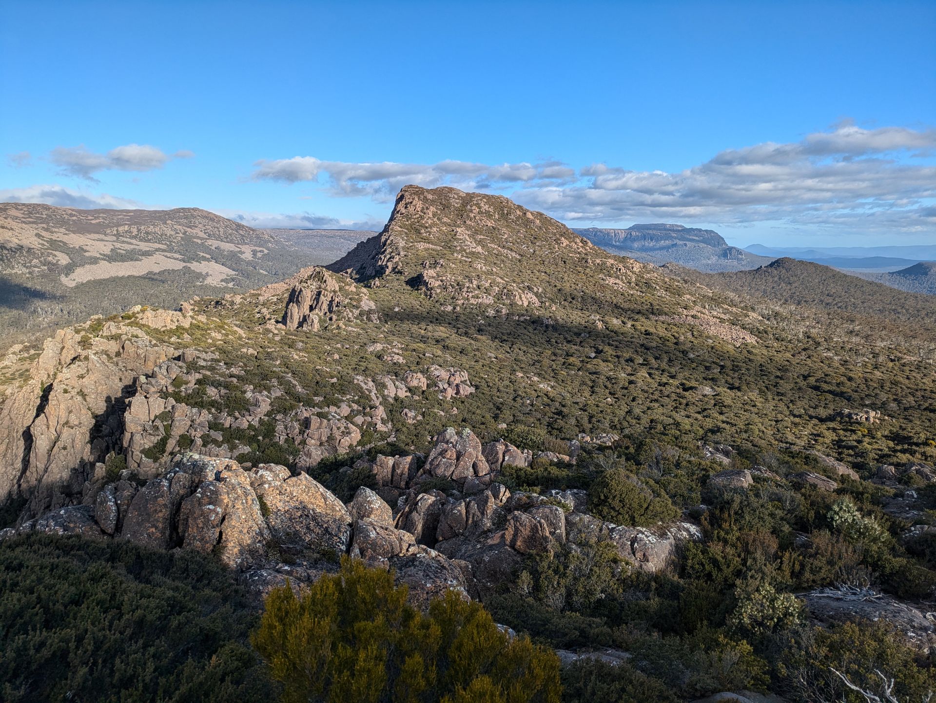 Si jusqu'ici vous avez trouvé les sentiers du site faciles à suivre, celui-ci est un véritable labyrinthe à 1300m d'altitude.
