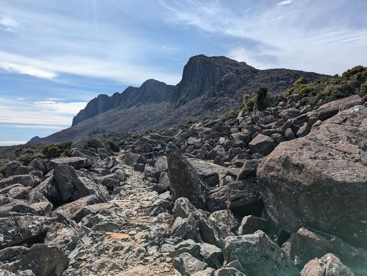 sentier rocheux dans la montagne