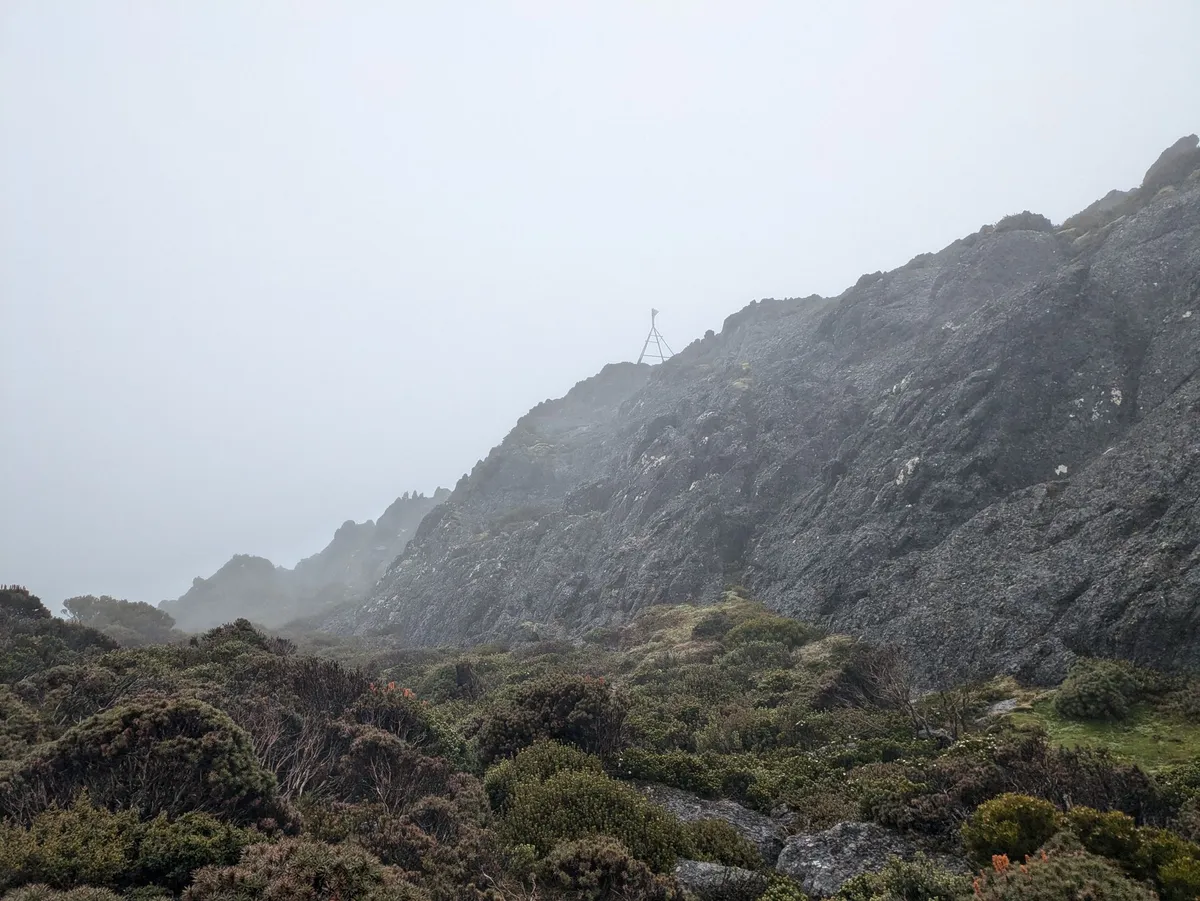 Un sommet montagneux dans la brume